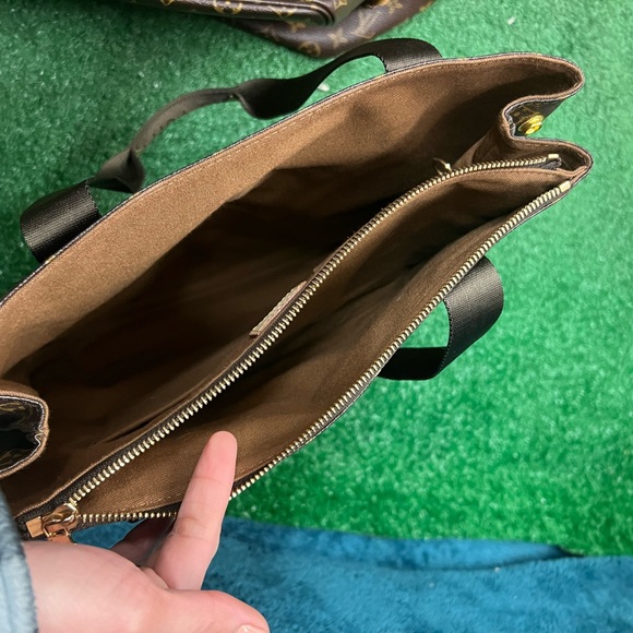 Louis Vuitton - Picture 3 of 3